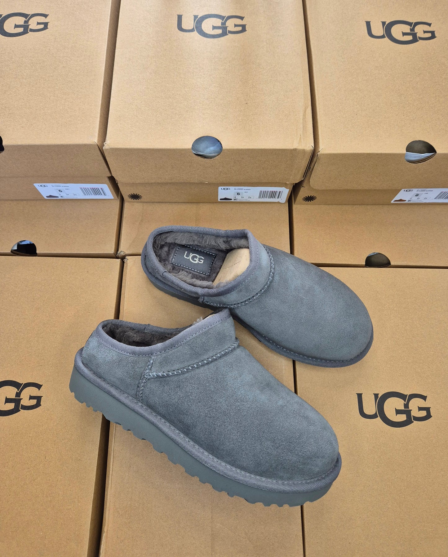 UGG CLASSIC WOMENS SLIPPER (GREY)