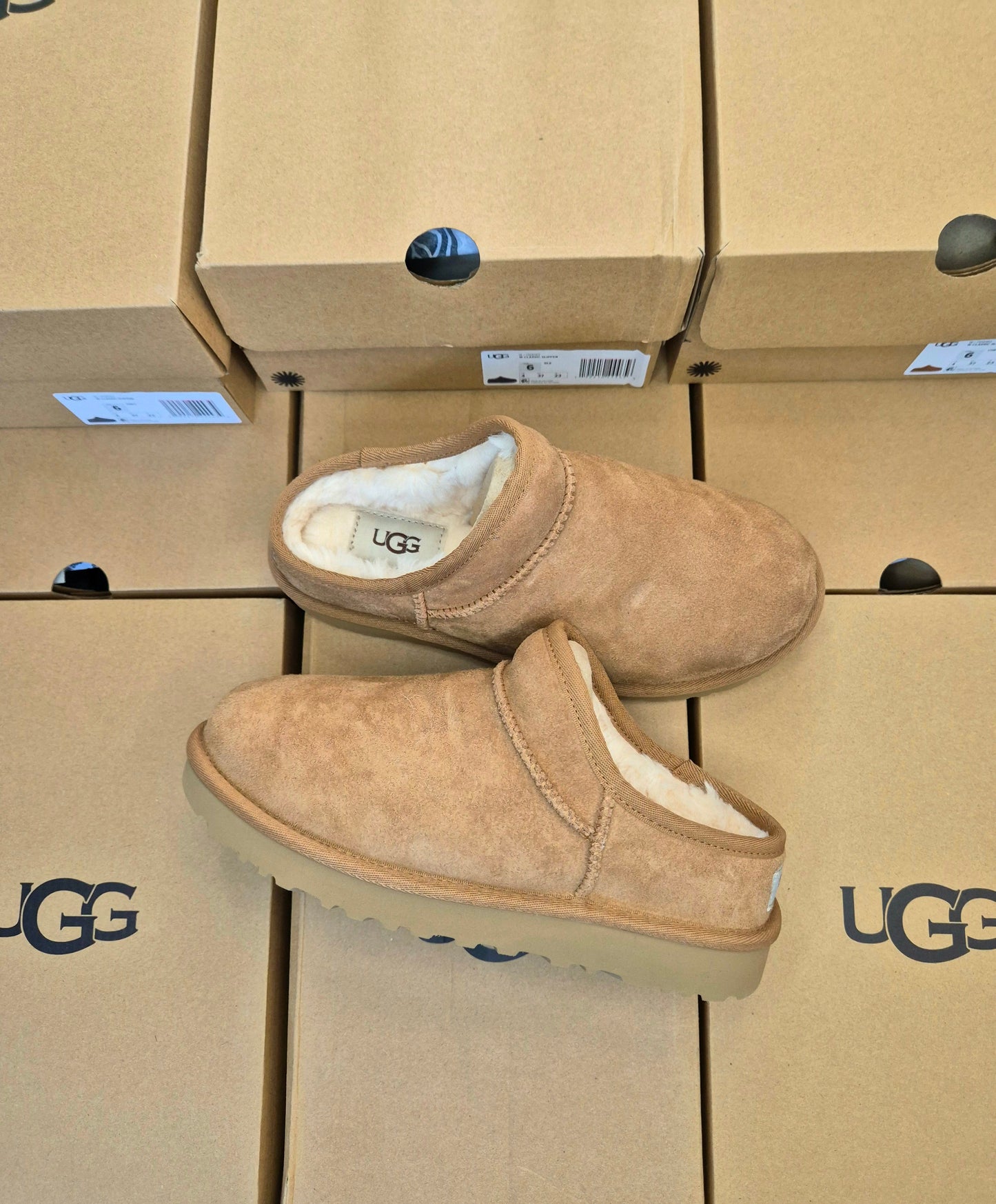 UGG CLASSIC WOMENS SLIPPER (CHESTNUT)