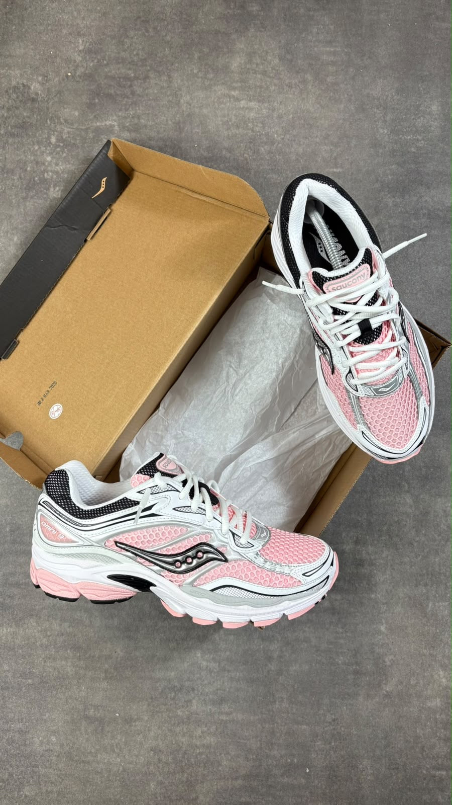 Saucony Progrid Omni 9 white touch