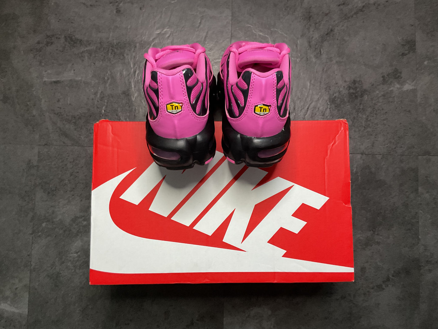 NIKE AIR MAX PLUS SE TRAINERS (FUCHSIA PINK)
