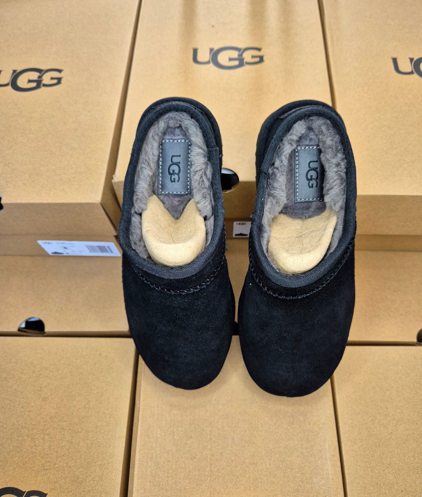 UGG CLASSIC WOMENS SLIPPER (BLACK)