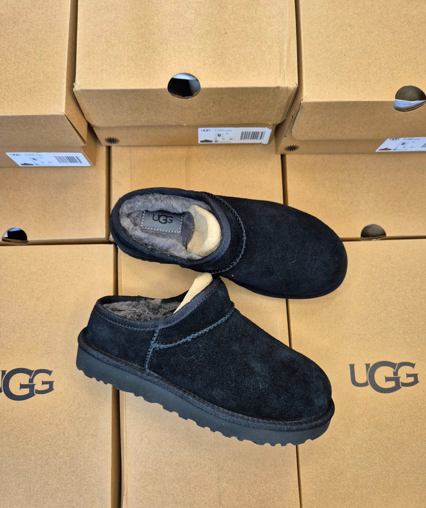 UGG CLASSIC WOMENS SLIPPER (BLACK)