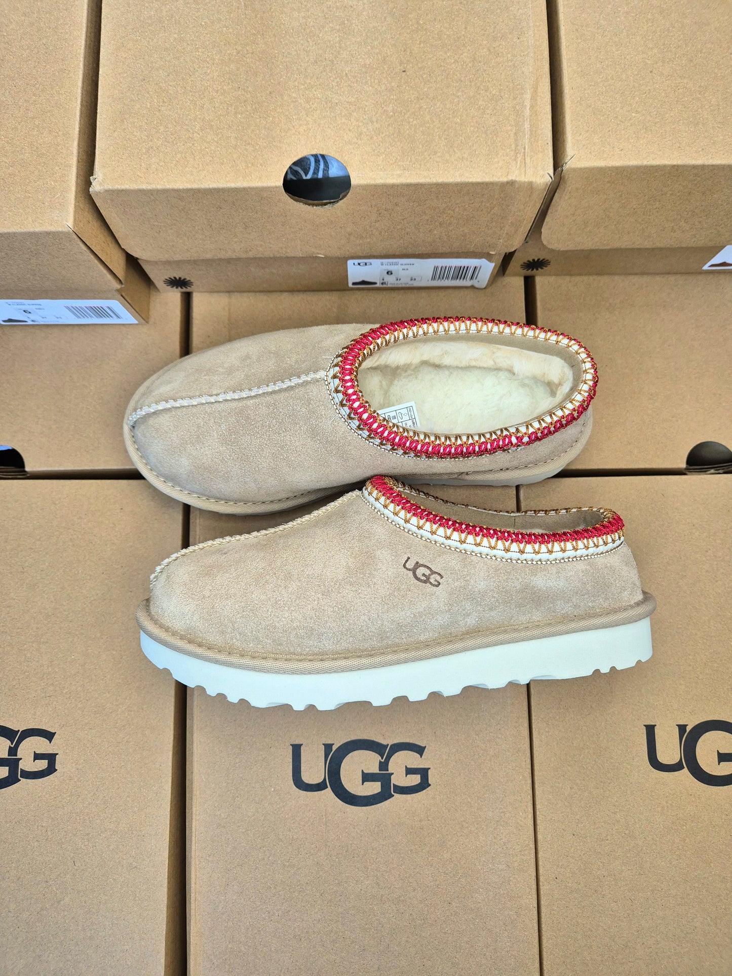 UGG TASMAN SLIPPER (SAND DARK CHERRY)