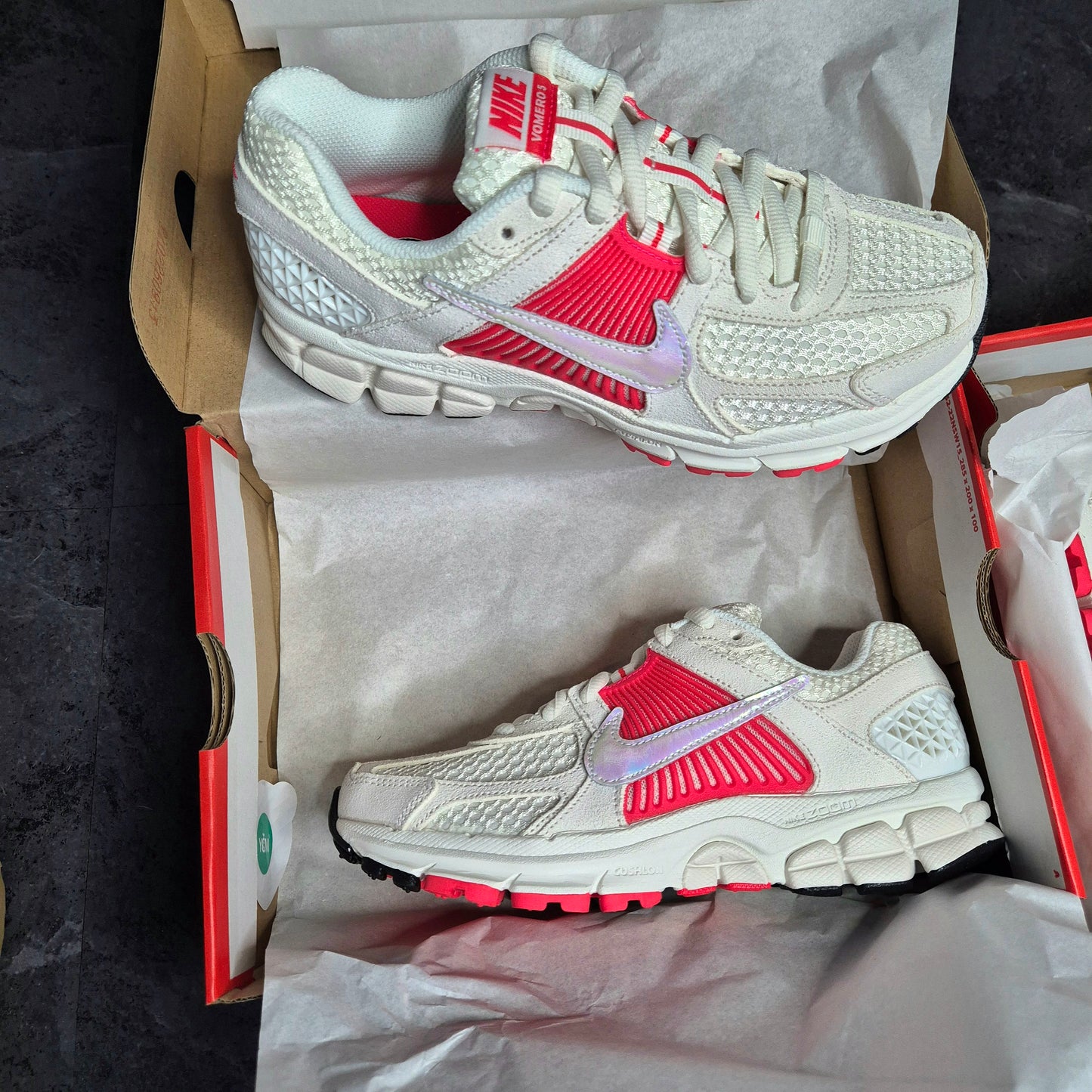 NIKE ZOOM VOMERO 5 (CREAM/RED/PINK)