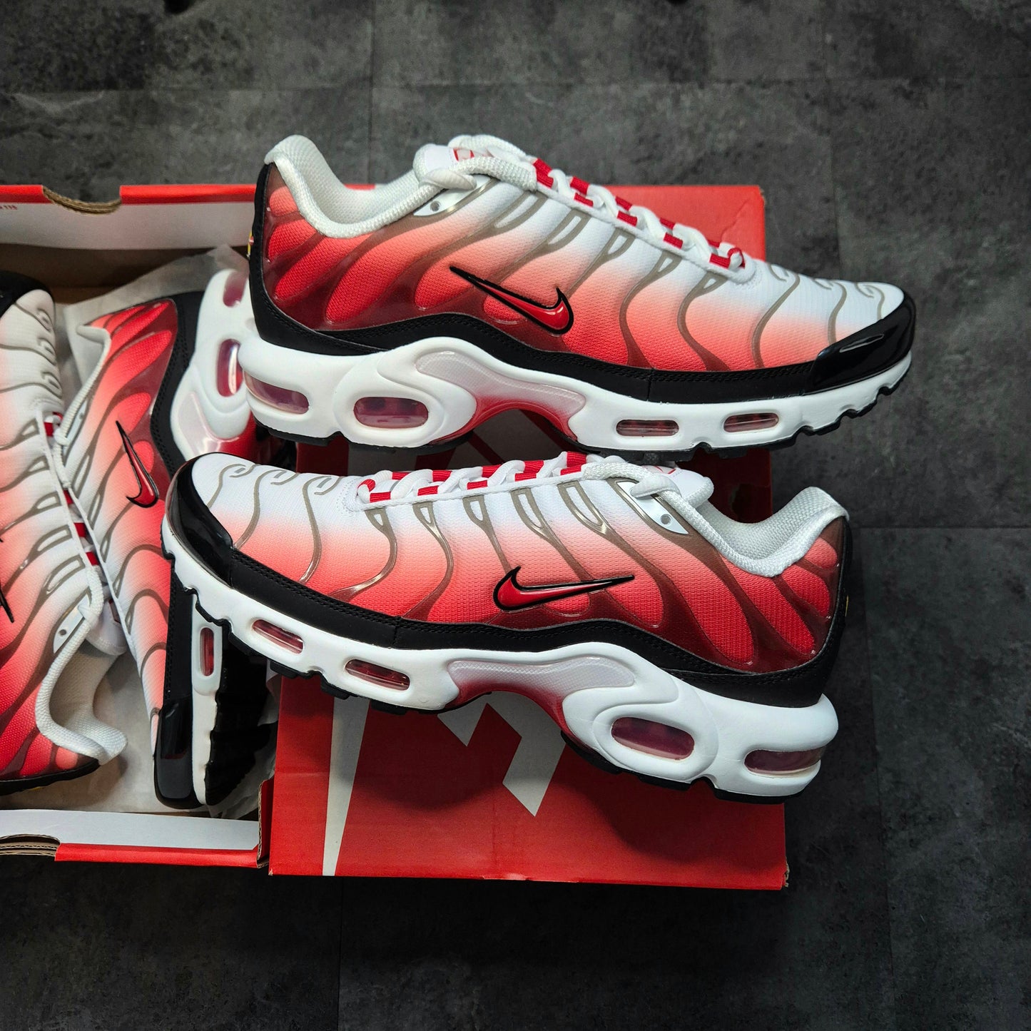 NIKE AIR MAX PLUS TN (UNIVERSITY RED/WHITE)