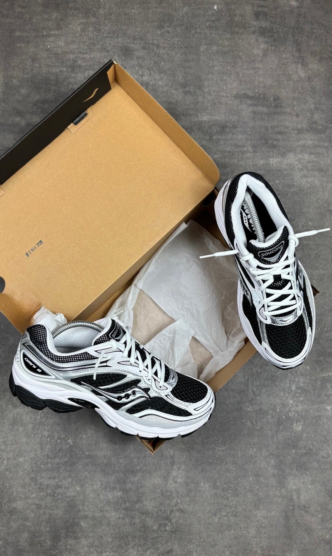 Saucony Progrid Omni 9 Black White