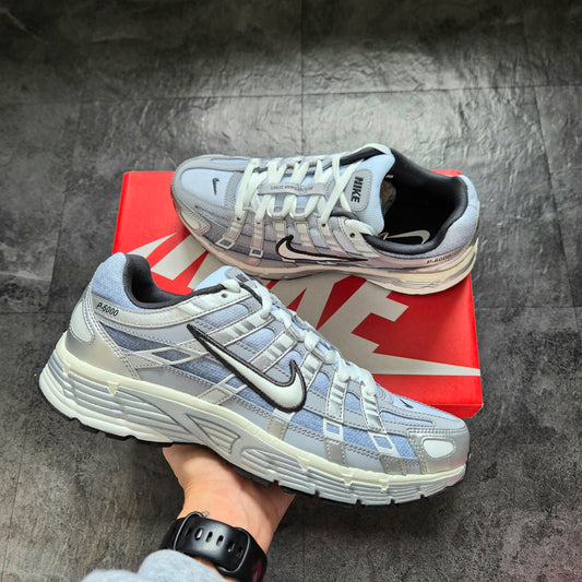 NIKE P-6000 METALLIC SILVER/WOLF GREY