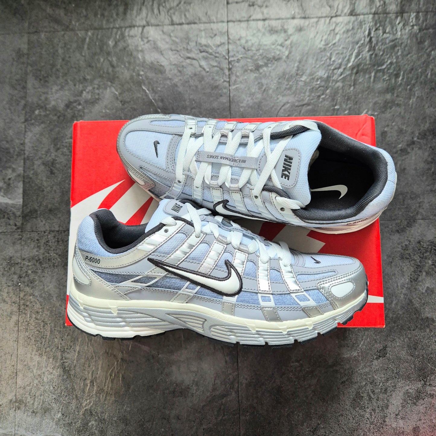 NIKE P-6000 METALLIC SILVER/WOLF GREY