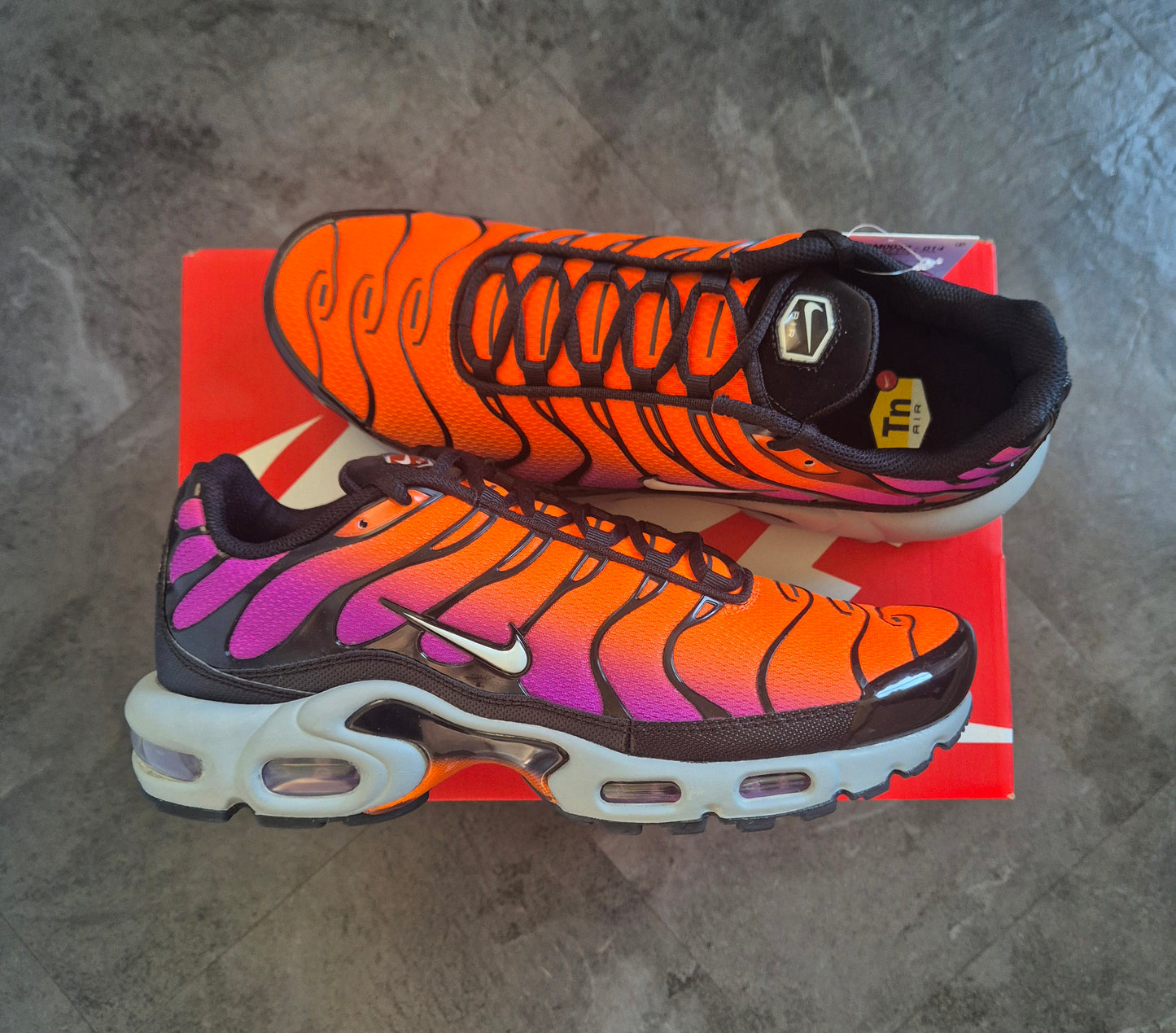 Nike Airmax Plus Tn (BLACK Photon Dust/Total Orange)